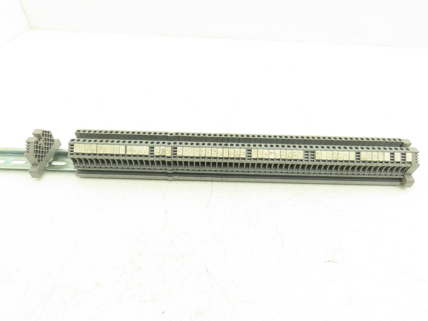 MI Euro 2.5mm² 20A Terminal 600V 24-12AWG DIN Rails Lot of 185