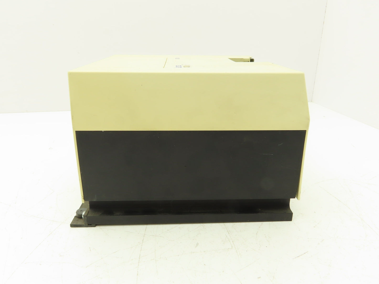 Lenze 8105 E.6A.21 8100 Inverter Drive 240VAC 7A 0-199Hz Output