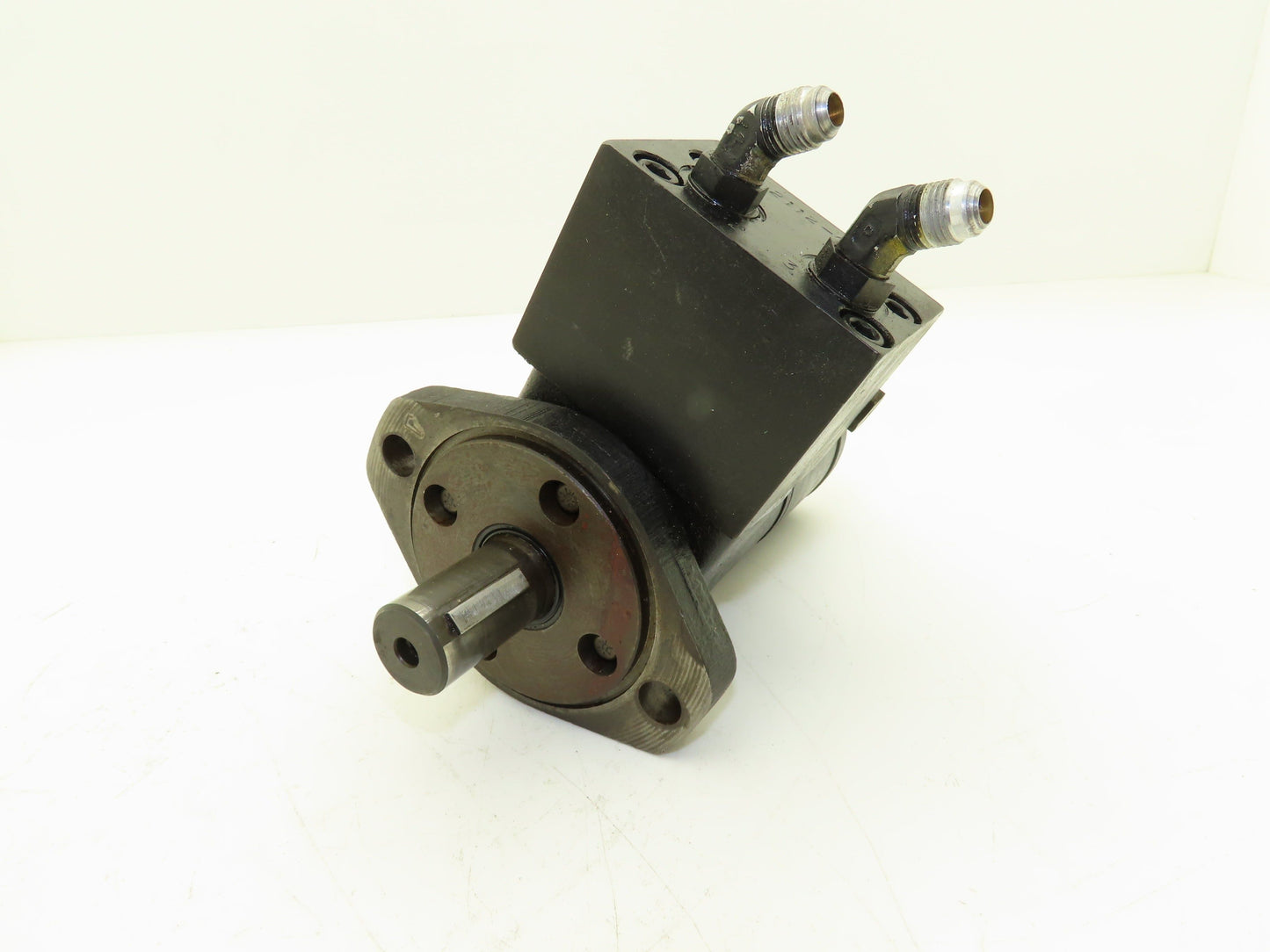 Eaton Char-Lynn 101 1048 009 Hydraulic Gerotor Motor 15 GPM 2-Bolt Flange