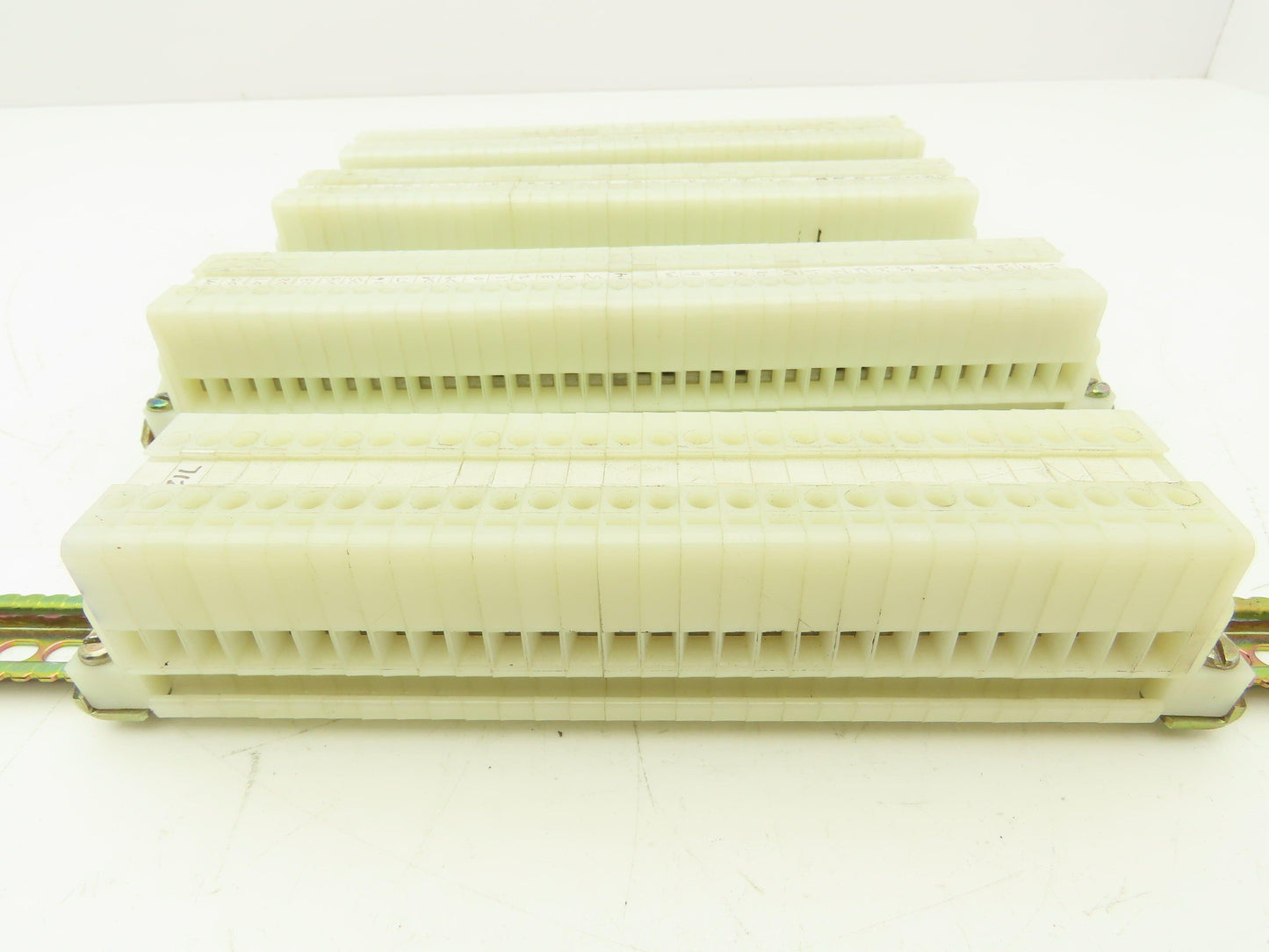 Allen Bradley Bul. 1492 Style H Terminal DIN Rails Lot of 136