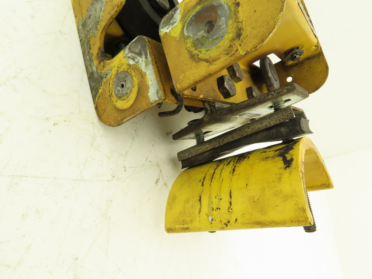 Aero-Motive Pow-R-Belt 0674411 Festoon Flat Cable Trolley  *Bad Wheel*