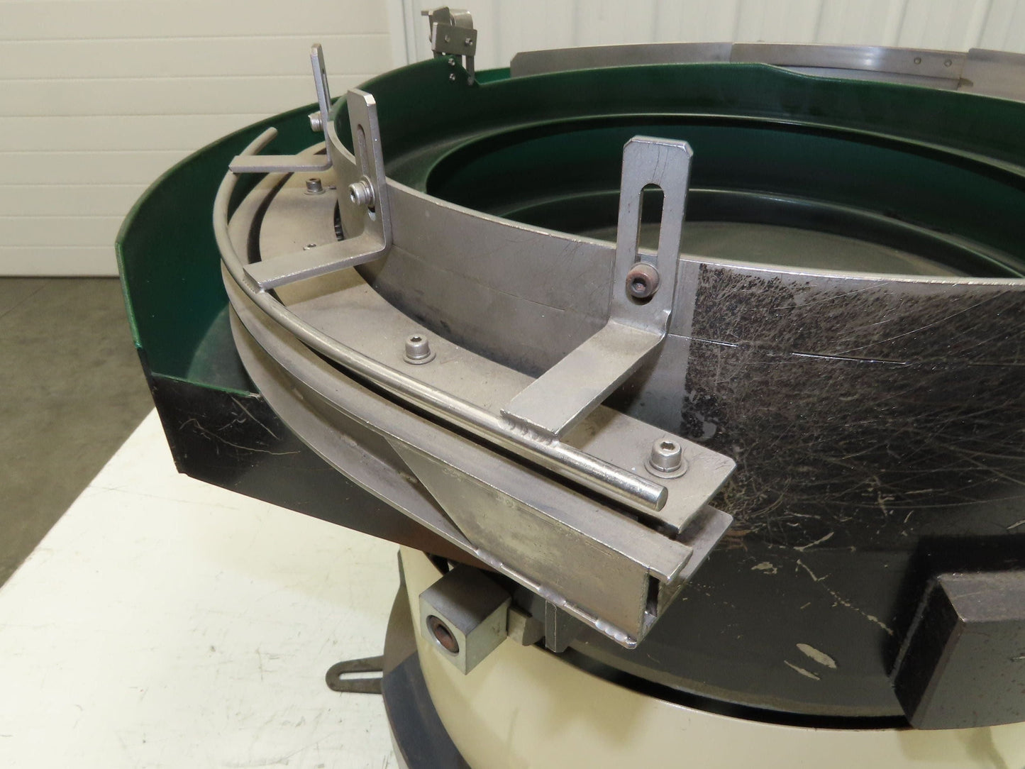 Piezo Vibratory Bowl Feeder 390mm Base Small Parts Sorter Metal Spring