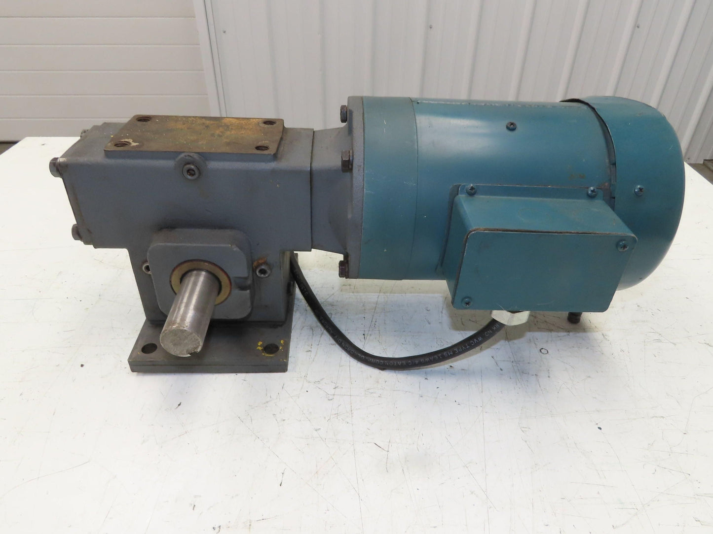 Leeson Winsmith 924MWU 15:1 Gearmotor 116 RPM 1Hp 230/460V 3PH 143TC Dual Shaft