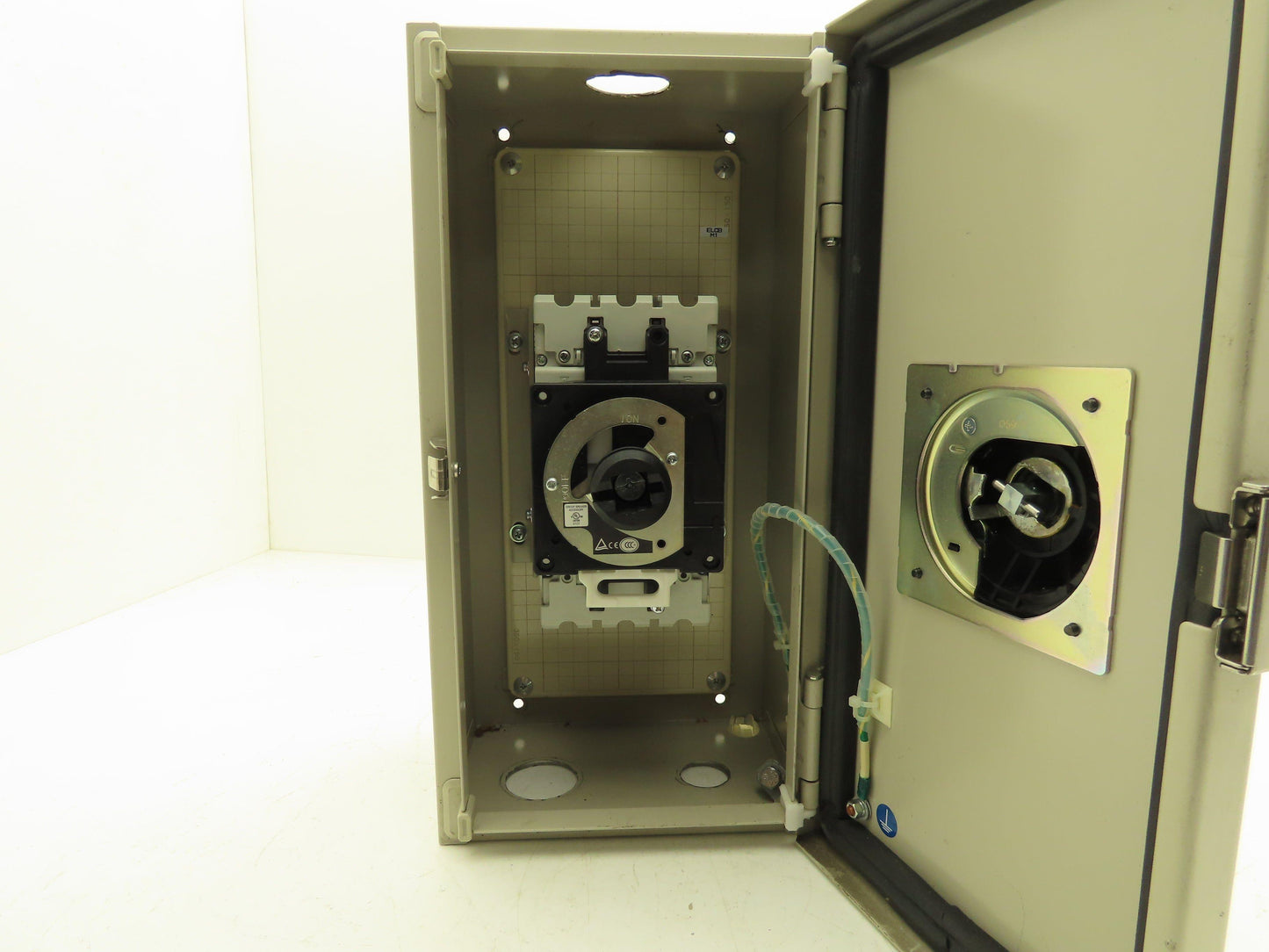 Fuji EW125JAGU-3P125 125A 480V 3-Pole Circuit Breaker Enclosure External Handle