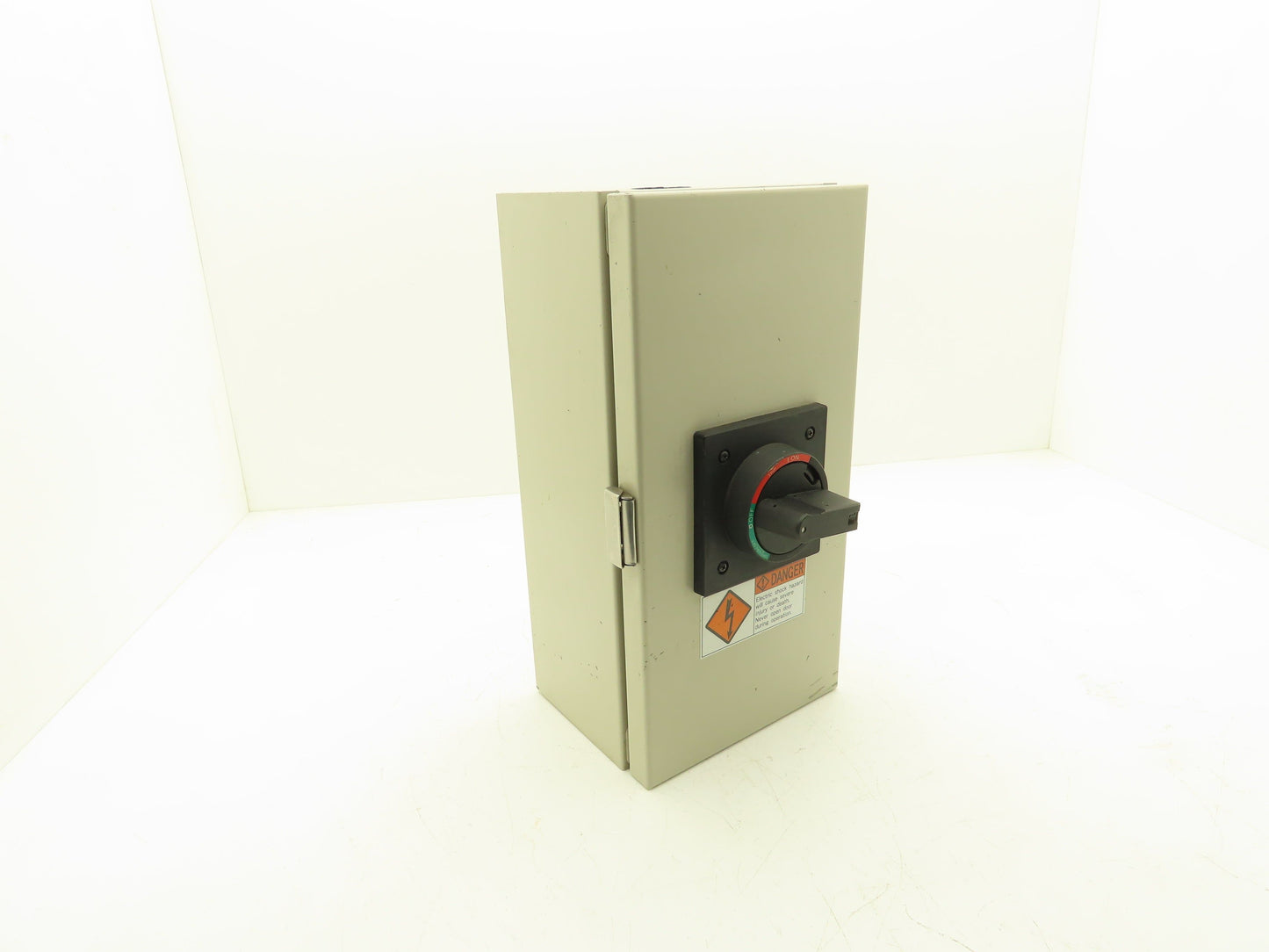 Fuji EW125JAGU-3P125 125A 480V 3-Pole Circuit Breaker Enclosure External Handle
