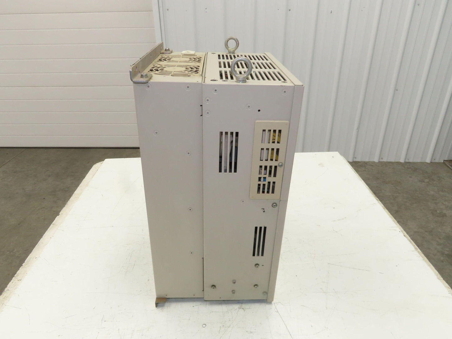 Yaskawa CIMR-AU4A0088FAA AC Drive 60HP 380-480V 3PH In 0-480VAC 0-400Hz 88A Out