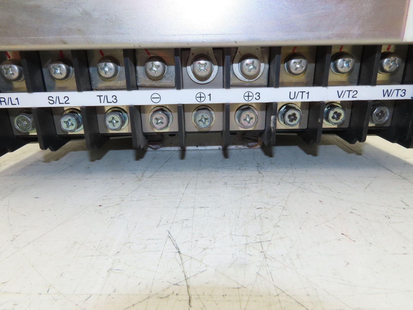 Yaskawa CIMR-AU4A0088FAA AC Drive 60HP 380-480V 3PH In 0-480VAC 0-400Hz 88A Out