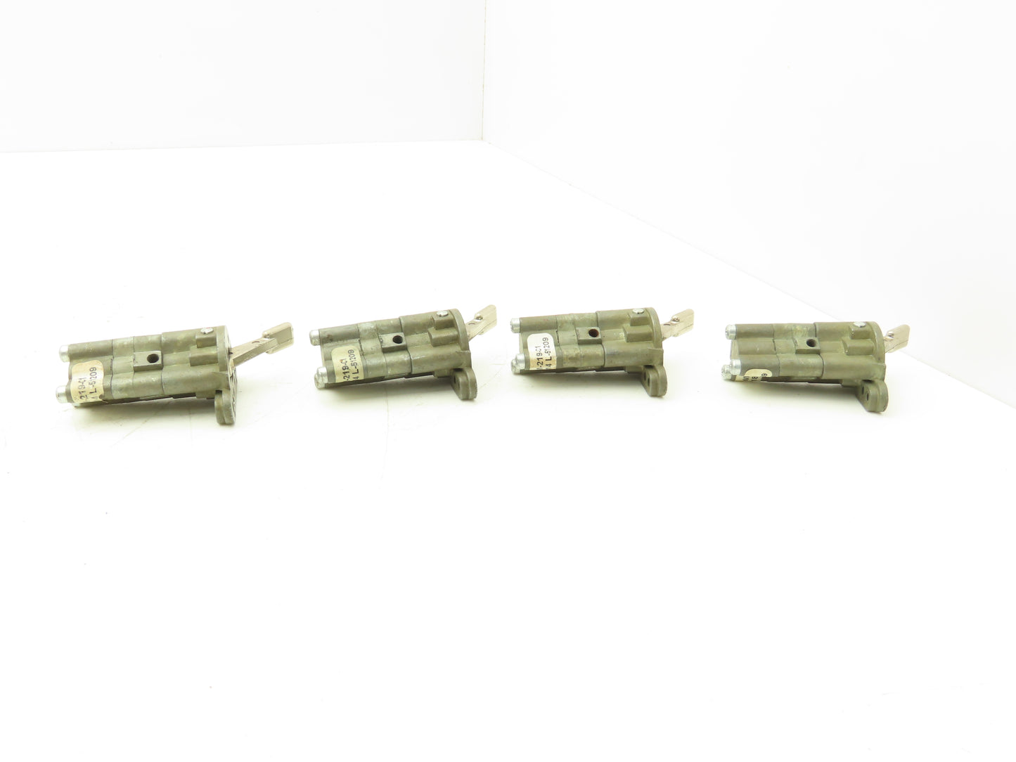 WM-219-C1 Manual Pneumatic Valve 3-Way 1/4" 10-32 NPT Lot of 4