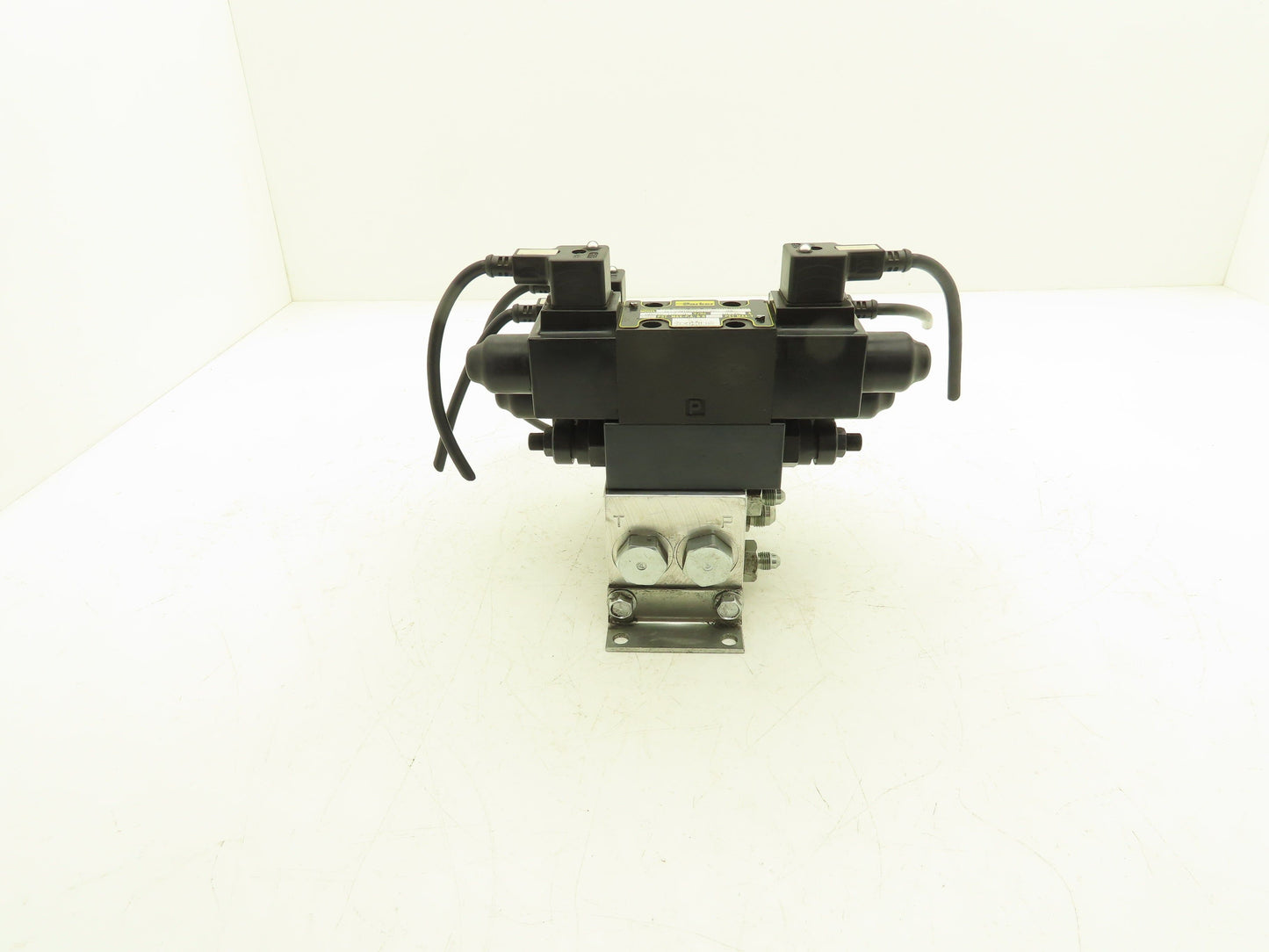 Parker D1VW Hydraulic Directional Solenoid Valves 3-Station Manifold 115V