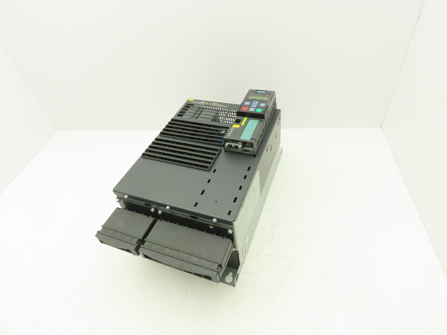 Siemens 6SL3225-0BE31-5AA0 Sinamics AC Drive 480V 25HP 18.5kW 36A