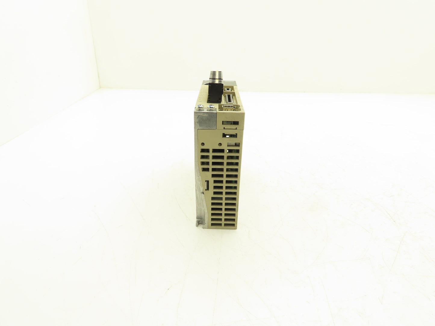 Yaskawa SGDS-02A01A AC Motor Drive 1PH 230V 2.4A In 3PH 0-230V 0-300Hz 200W Out