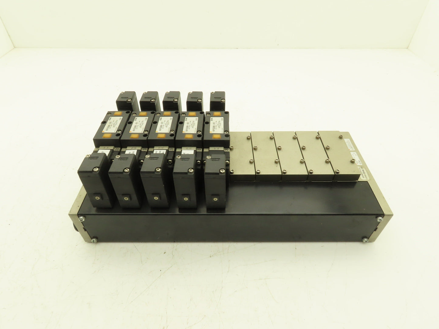 SMC NVV5FS3-01T-101  10-Station Pneumatic Solenoid Valve Manifold NVFS3300-5FZ