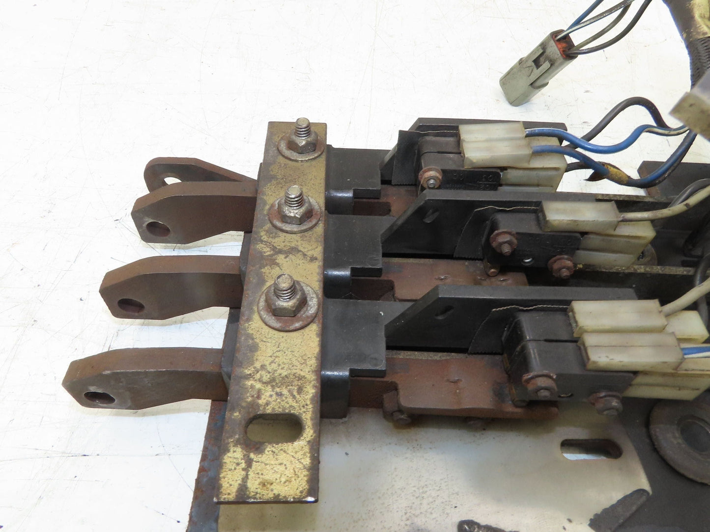 Hyster 3-Lever Hydraulic Spool Valve Forklift Mast Control E60XM2-33