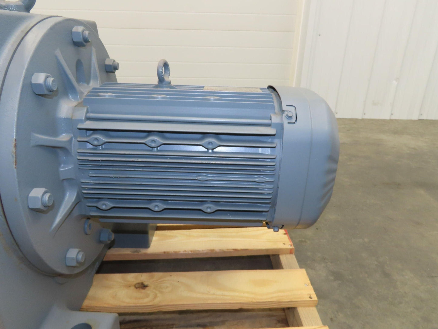 Sew-Eurodrive R137DRE132M4 Helical Gearmotor 222.6:1 Inline Reducer 7.5Hp 480V