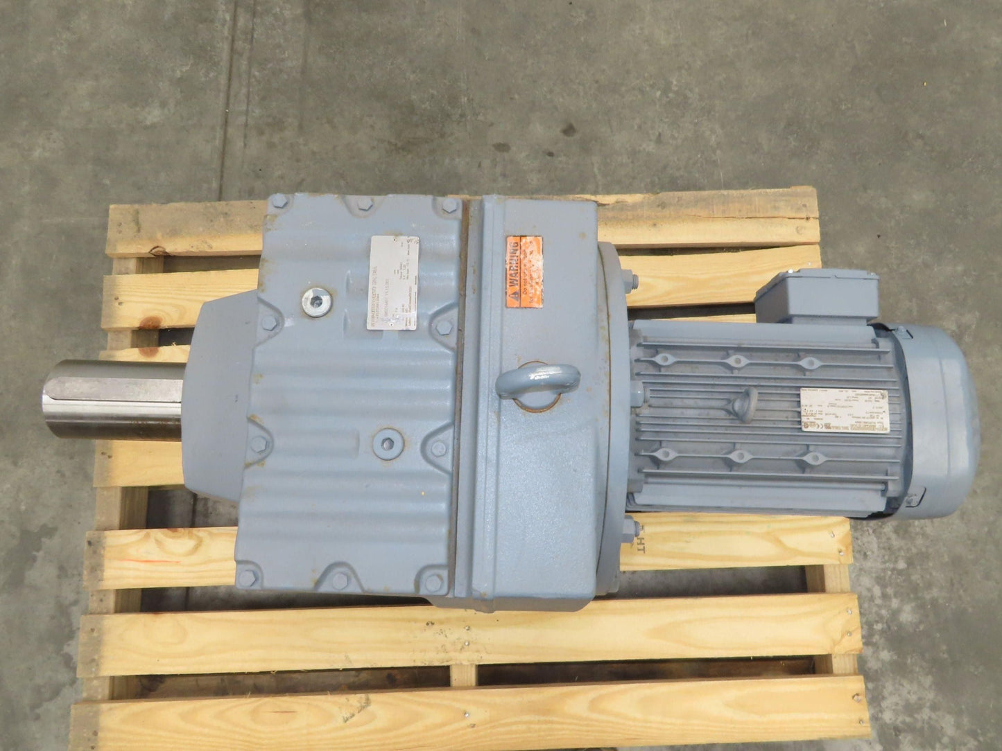 Sew-Eurodrive R137DRE132M4 Helical Gearmotor 222.6:1 Inline Reducer 7.5Hp 480V