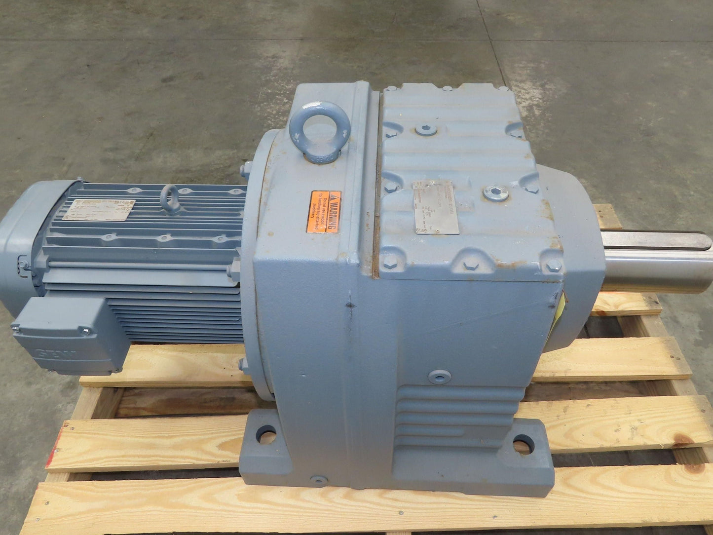 Sew-Eurodrive R137DRE132M4 Helical Gearmotor 222.6:1 Inline Reducer 7.5Hp 480V