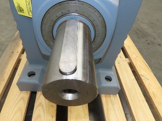 Sew-Eurodrive R137DRE132M4 Helical Gearmotor 222.6:1 Inline Reducer 7.5Hp 480V