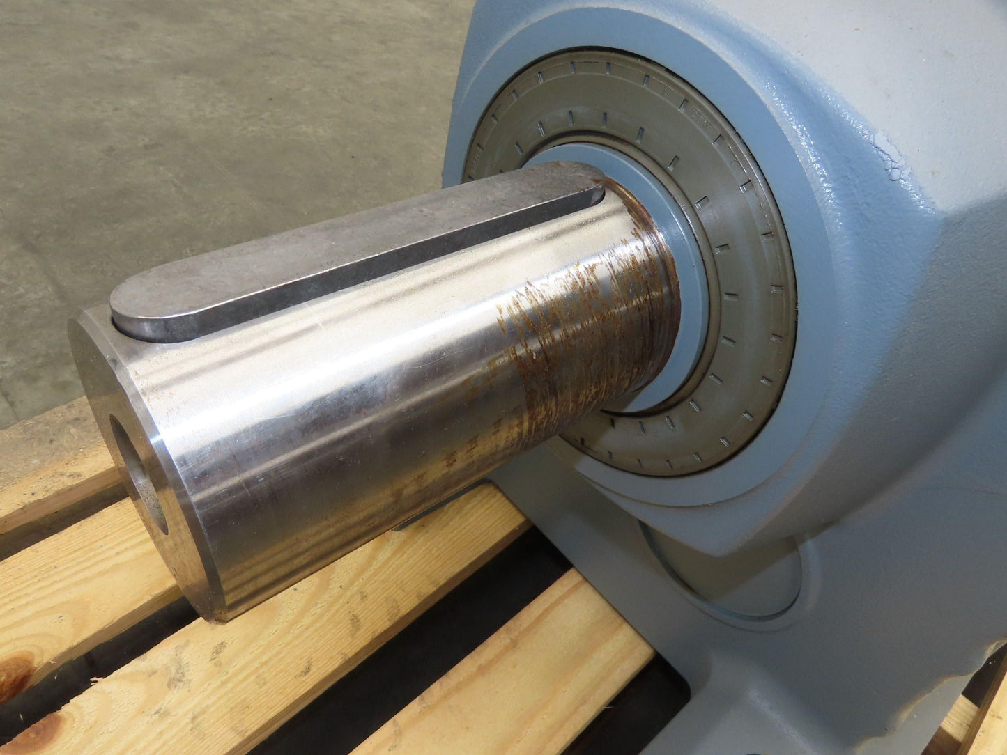 Sew-Eurodrive R137DRE132M4 Helical Gearmotor 222.6:1 Inline Reducer 7.5Hp 480V