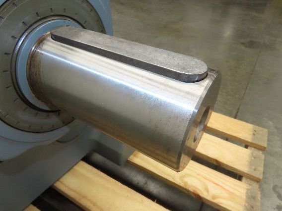 Sew-Eurodrive R137DRE132M4 Helical Gearmotor 222.6:1 Inline Reducer 7.5Hp 480V