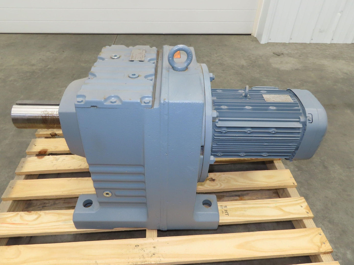 Sew-Eurodrive R137DRE132M4 Helical Gearmotor 222.6:1 Inline Reducer 7.5Hp 480V