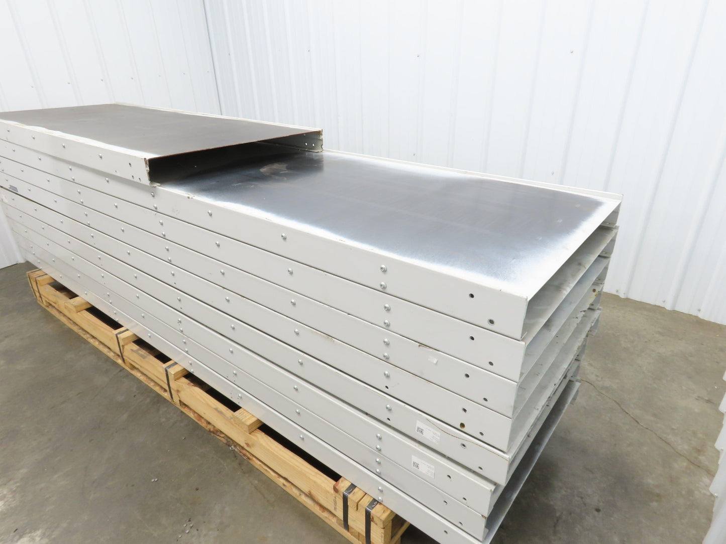 Hytrol FXG Parcel Belt Conveyor 30" x 86' White Slider Bed Sections -No Drive