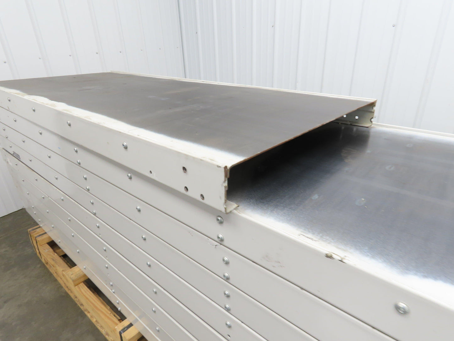 Hytrol FXG Parcel Belt Conveyor 30" x 86' White Slider Bed Sections -No Drive