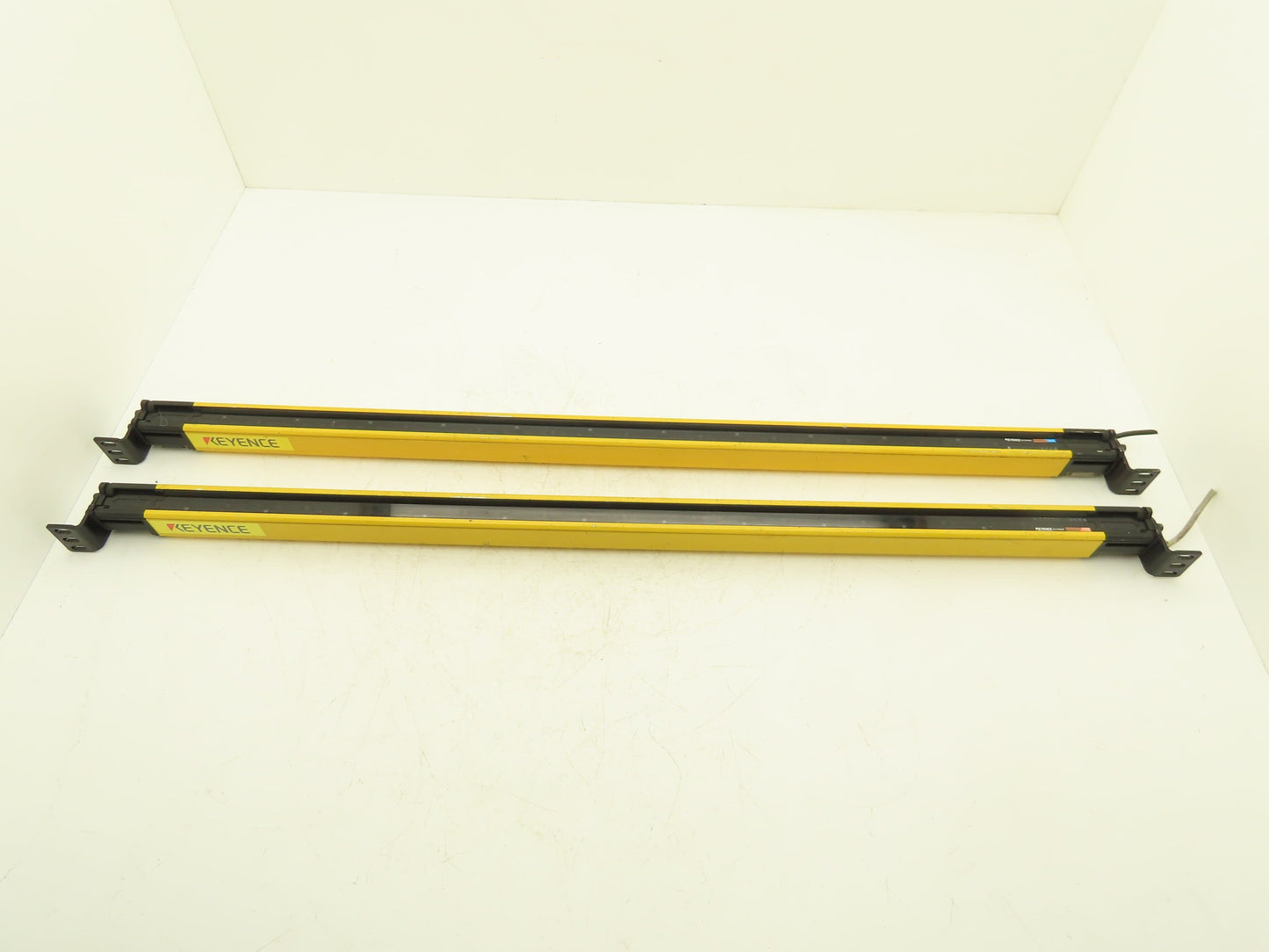 Keyence SL-V26LM Safety Light Curtain 1000mm 24VDC Transmitter Receiver Set