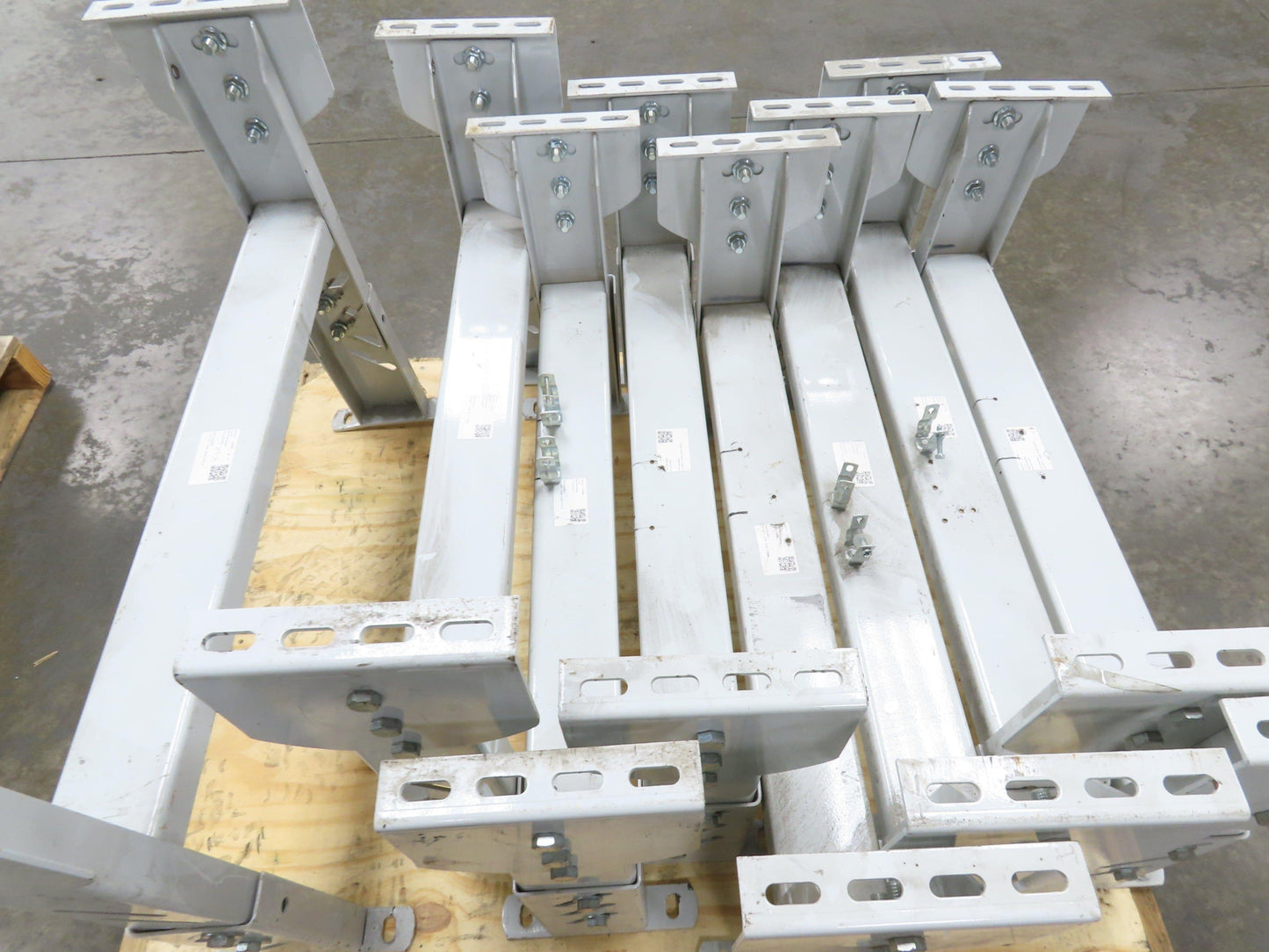 Hytrol HS-6 Conveyor Leg Floor Support 31"W Heavy Duty White 19-5/8-25-5/8"H