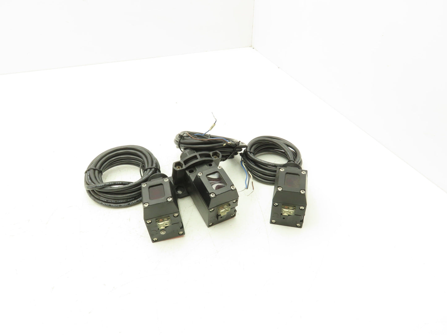 Honeywell CCS1100 Photoelectric Switch 1 Meter Polarized Retro Lot of 3