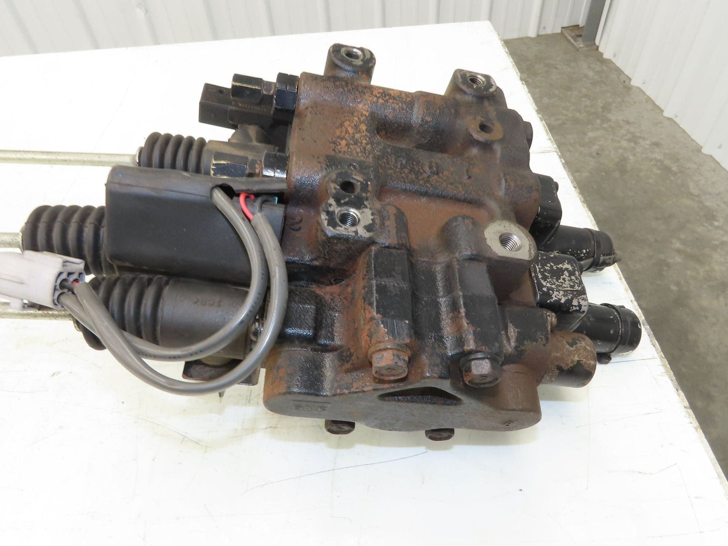 Toyota 7FBH25 Electric Forklift Hydraulic Control Lever Leveling System Assembly