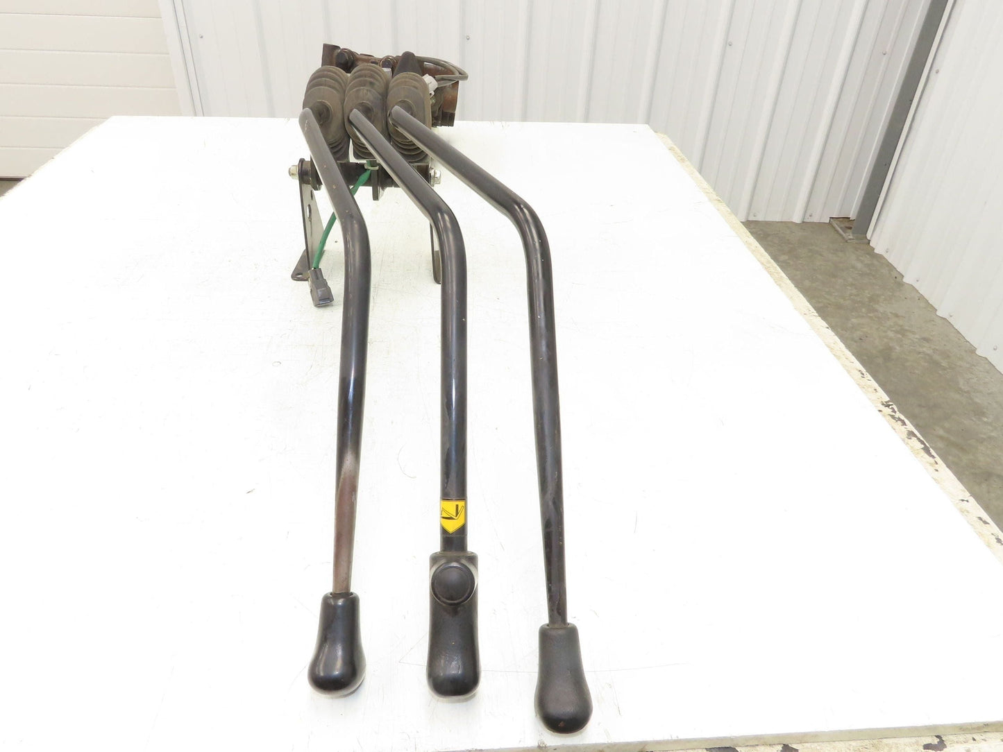 Toyota 7FBH25 Electric Forklift Hydraulic Control Lever Leveling System Assembly