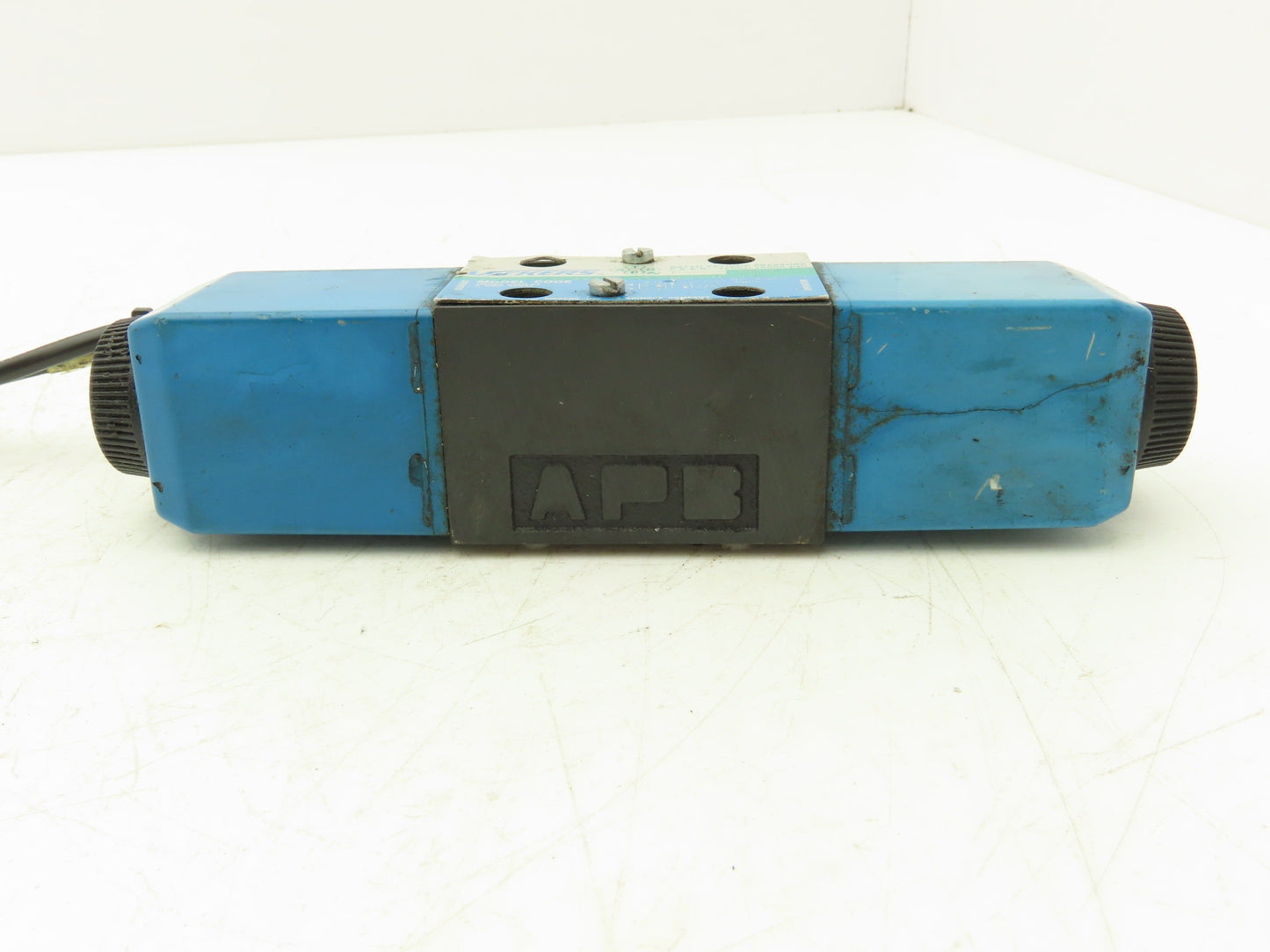 Eaton Vickers DG4V-3S-33C-M-U-H5-60 Hydraulic Directional Valve 24VDC Solenoid