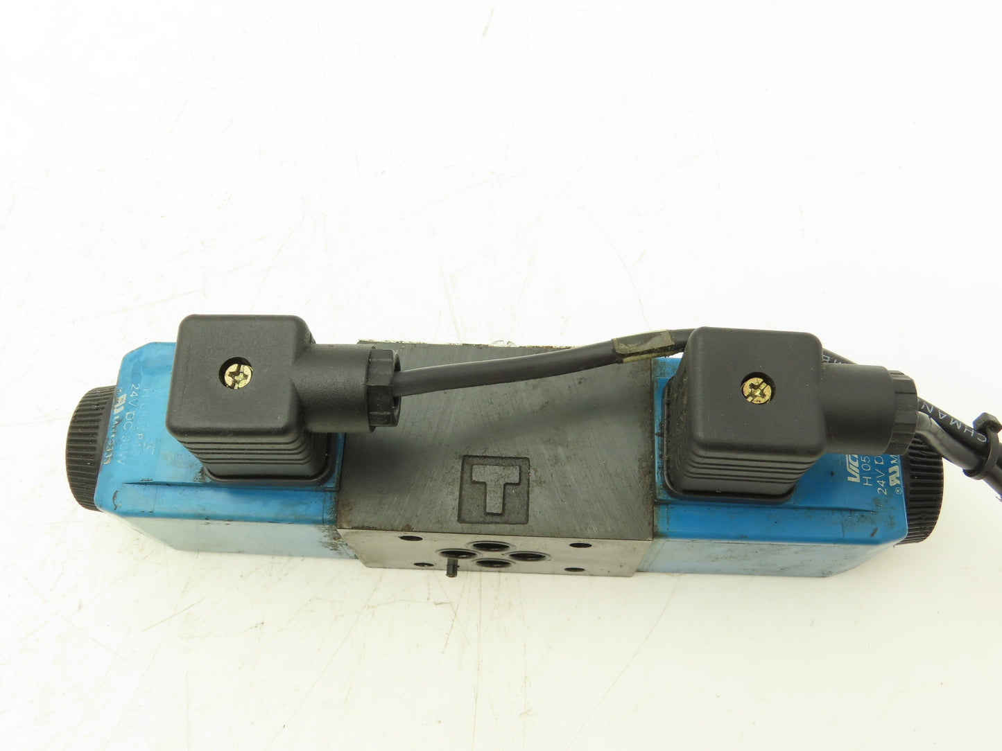 Eaton Vickers DG4V-3S-33C-M-U-H5-60 Hydraulic Directional Valve 24VDC Solenoid