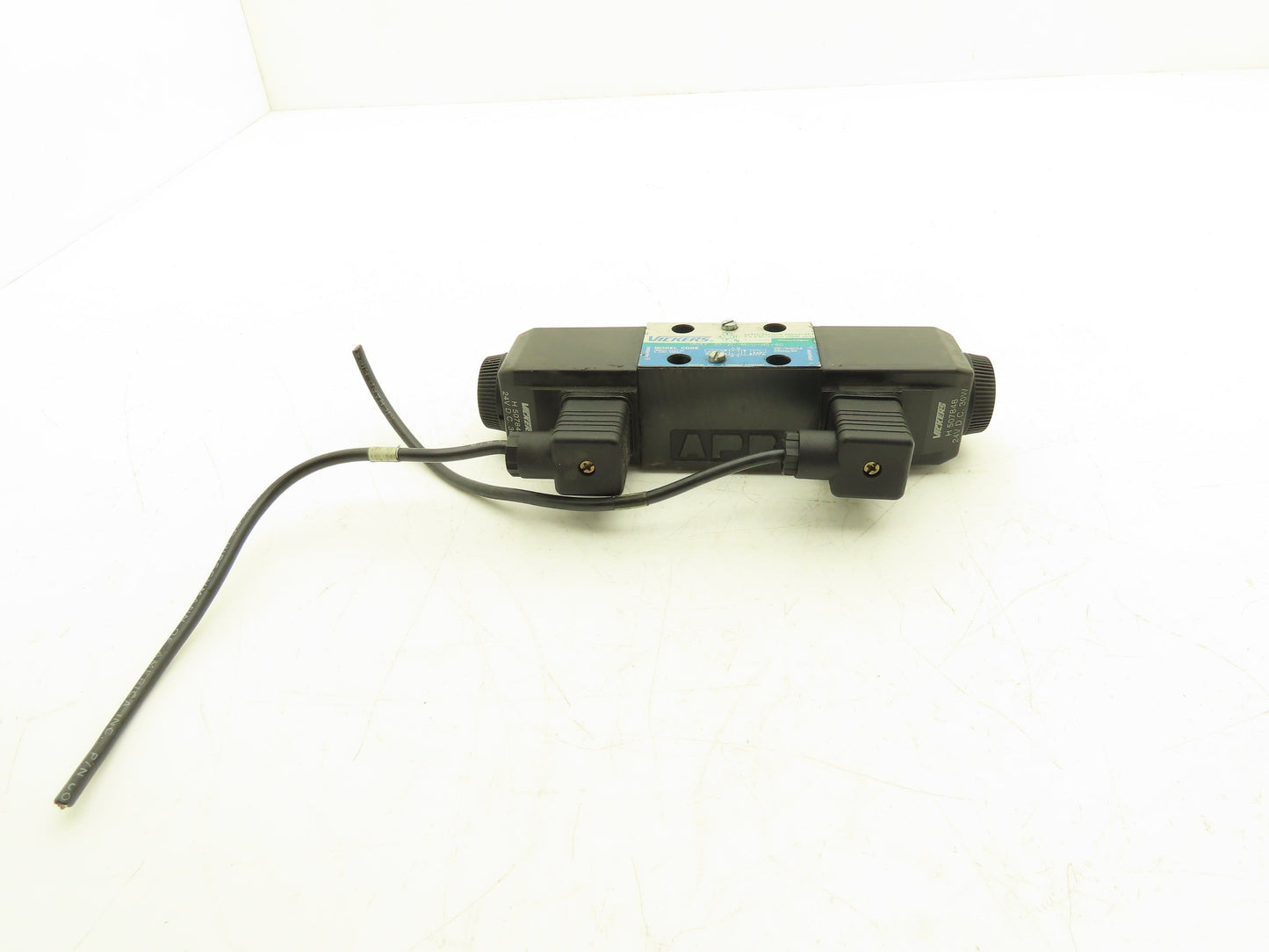 Vickers DG4V-3S-2C-M-U-H5-60 Hydraulic Directional Control Solenoid Valve 24VDC