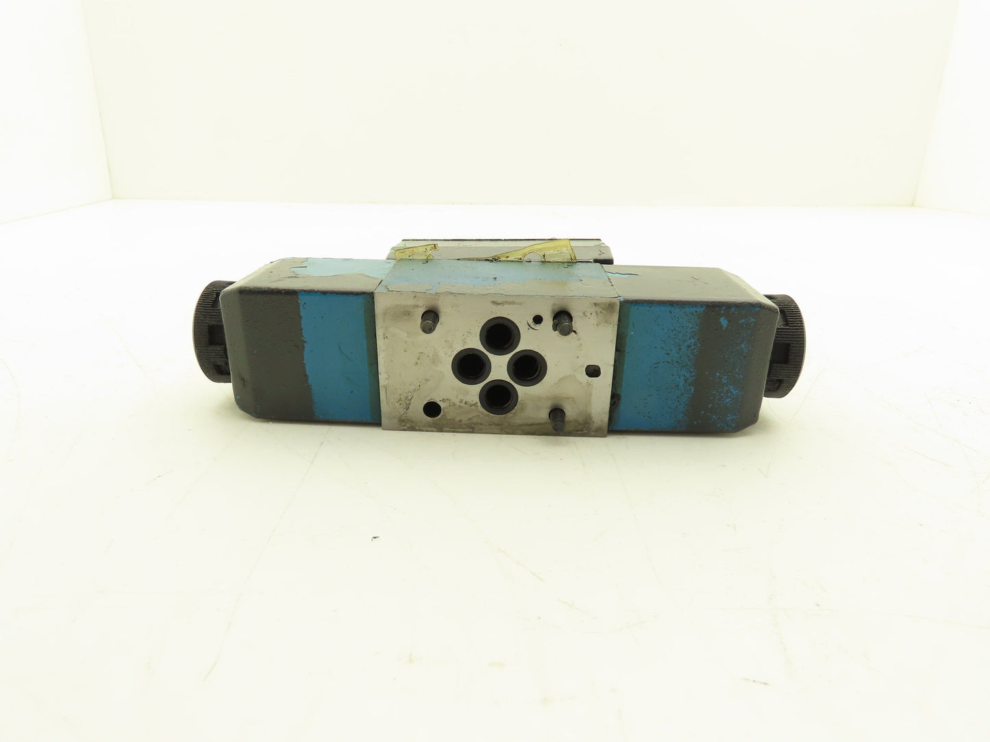 Vickers DG4V-3-7C-M-FW-B6-60 Hydraulic Directional Control Solenoid Valve 110V