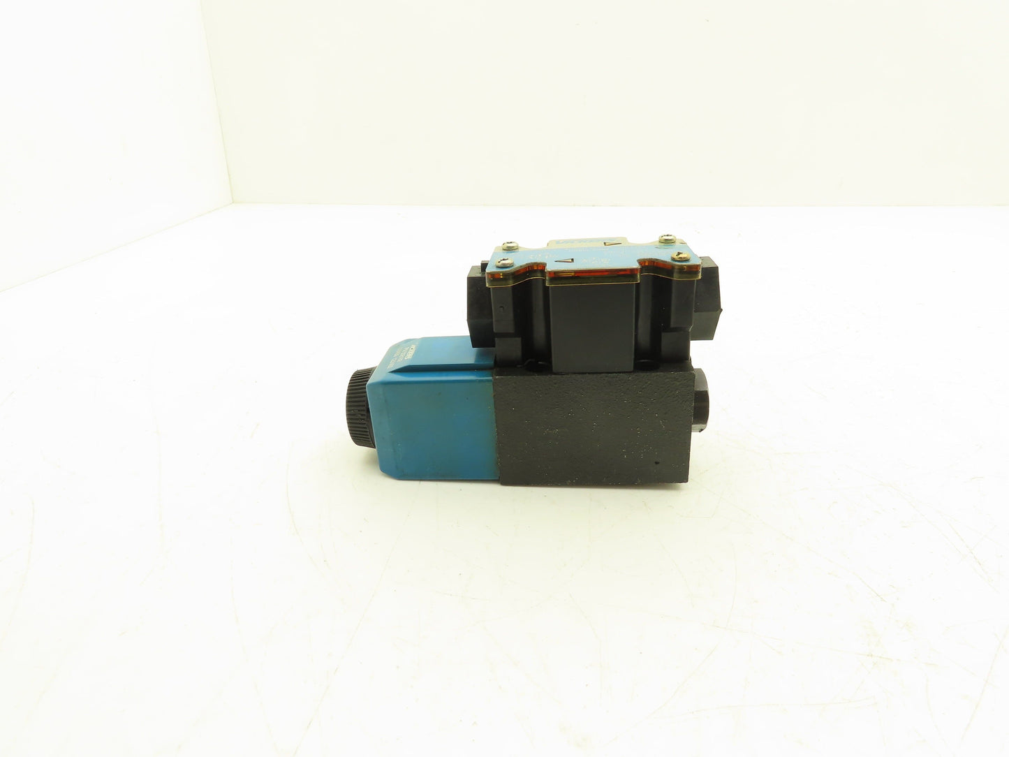 Vickers DG4V-3-6A-M-FW-B6-60 Directional Control Solenoid Valve 120VAC