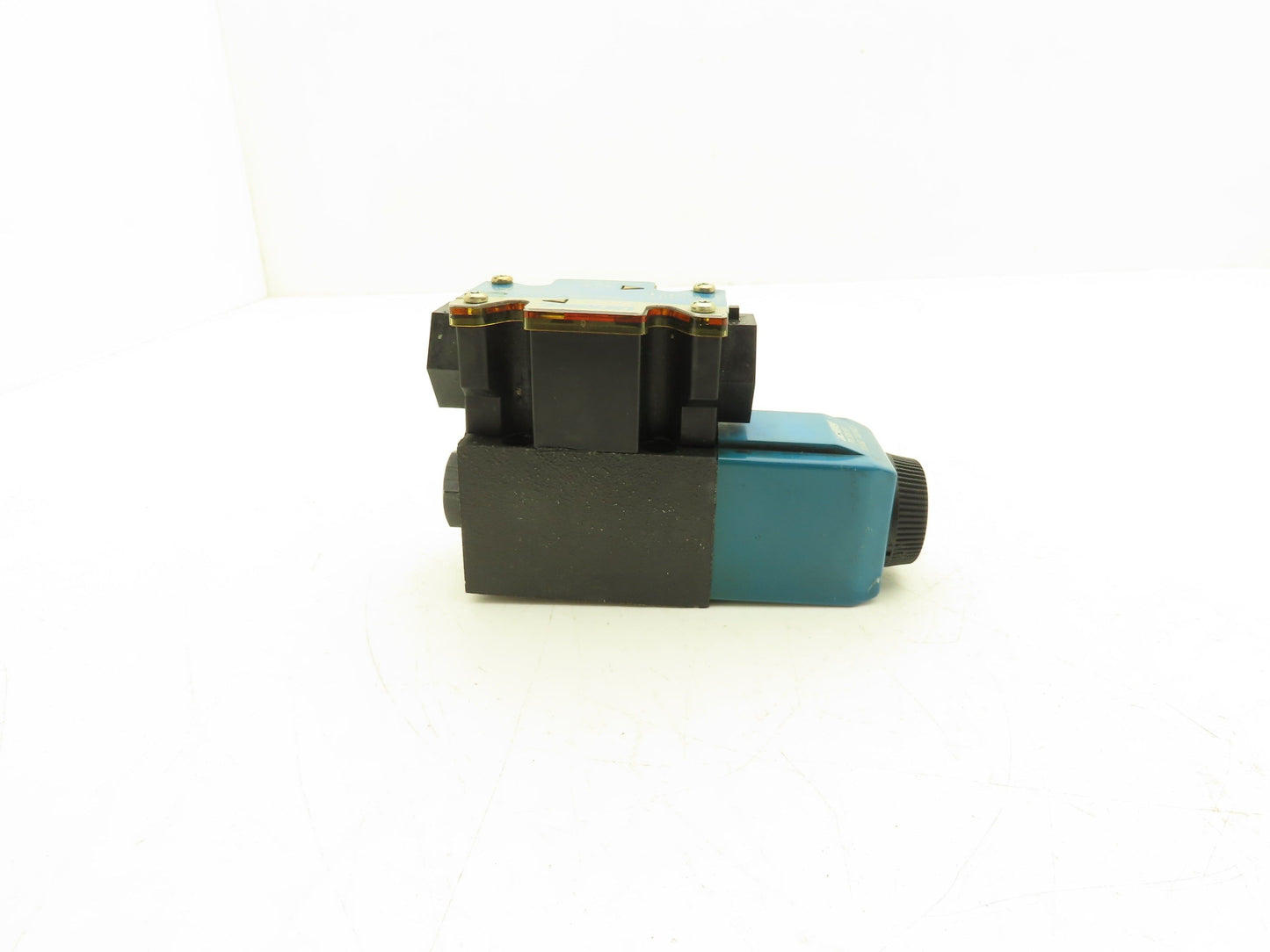 Vickers DG4V-3-6A-M-FW-B6-60 Directional Control Solenoid Valve 120VAC