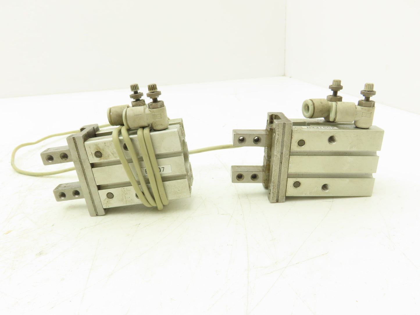 SMC MHZ2-20D1 Pneumatic Parallel Air Gripper 20mm Bore Double Acting Lot of 2