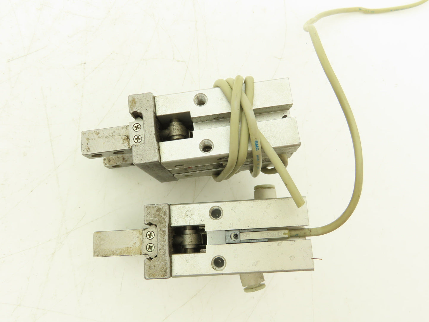 SMC MHZ2-20D1 Pneumatic Parallel Air Gripper 20mm Bore Double Acting Lot of 2