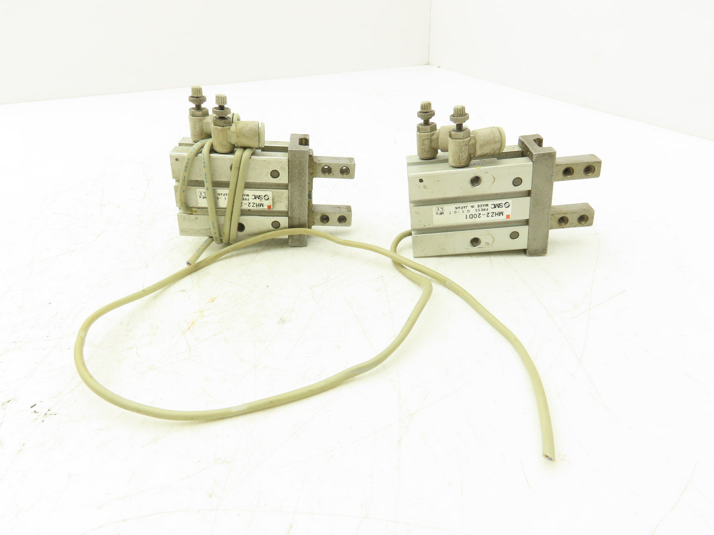 SMC MHZ2-20D1 Pneumatic Parallel Air Gripper 20mm Bore Double Acting Lot of 2