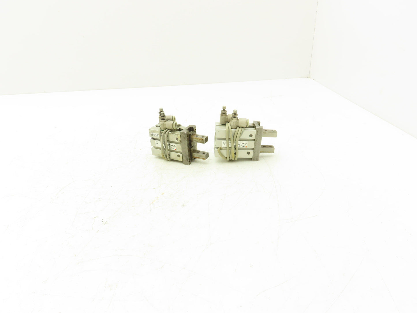 SMC MHZ2-20D Pneumatic Parallel Air Gripper 20mm Bore Double Acting Lot of 2