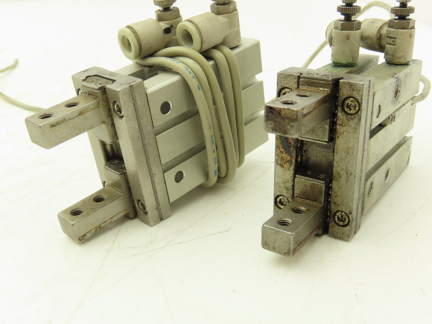 SMC MHZ2-20D Pneumatic Parallel Air Gripper 20mm Bore Double Acting Lot of 2