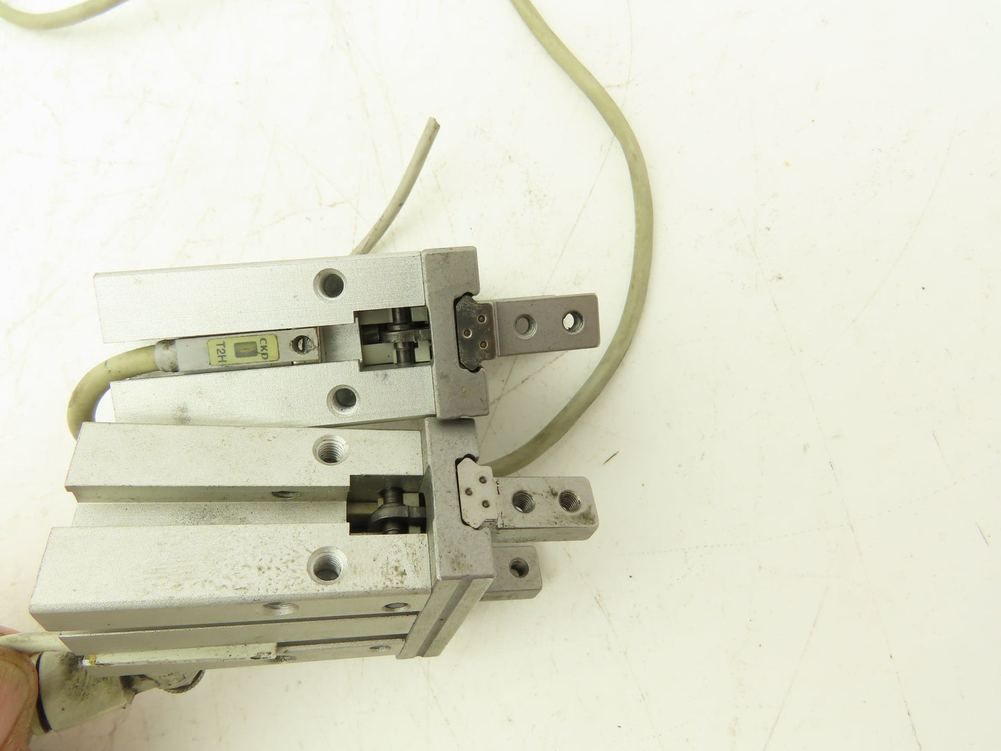 SMC MHZ2-16D Pneumatic Parallel Air Gripper 16mm Bore Double Acting Lot of 2