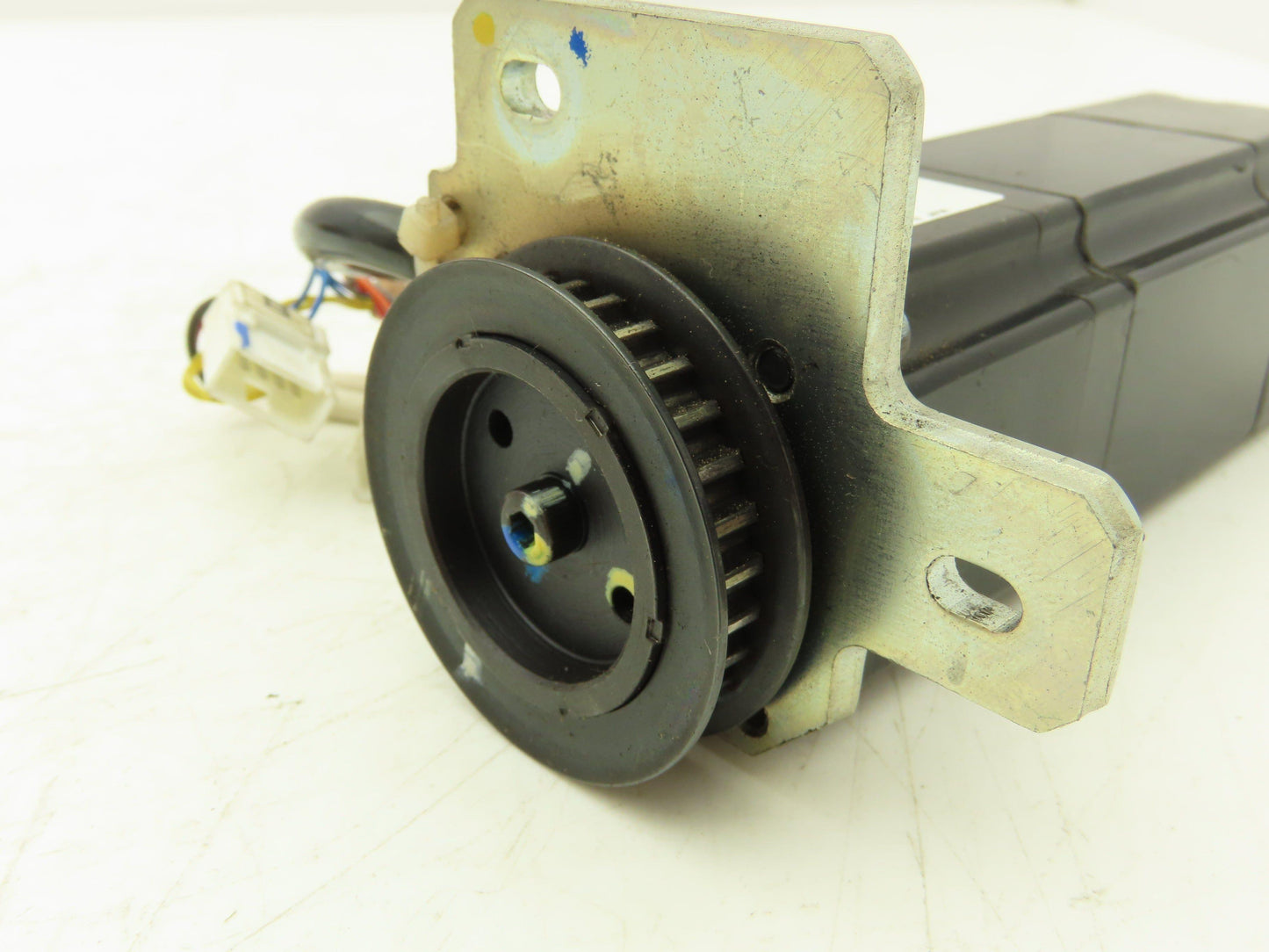 Yaskawa SGMAV-01ANA-YR13 AC Servo Motor 0.318Nm 100W 200vAC 3Ph 3000rpm