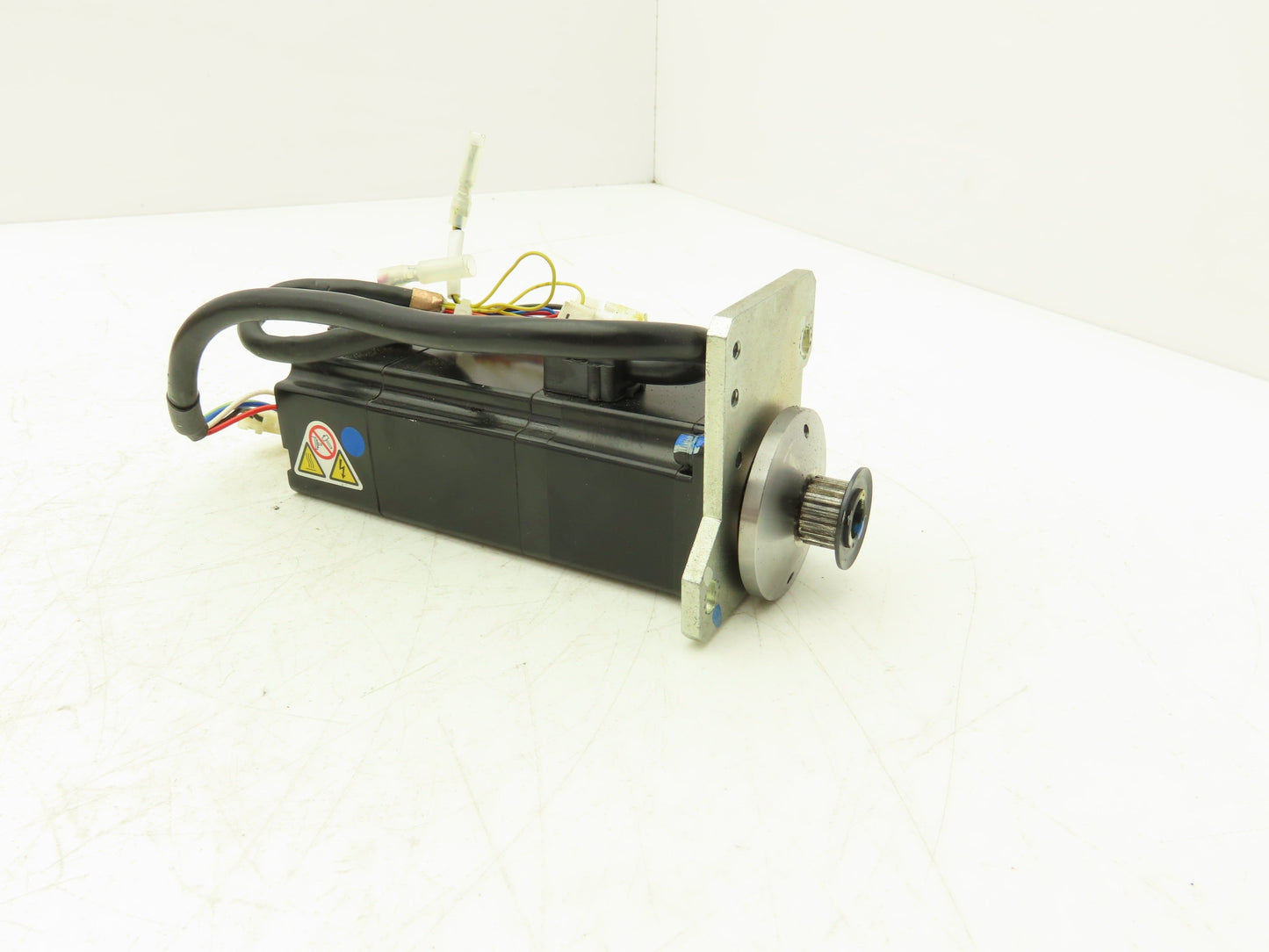 Yaskawa SGMAV-01ANA-YR14 AC Servo Motor 0.318Nm 100W 200vAC 3Ph 3000rpm