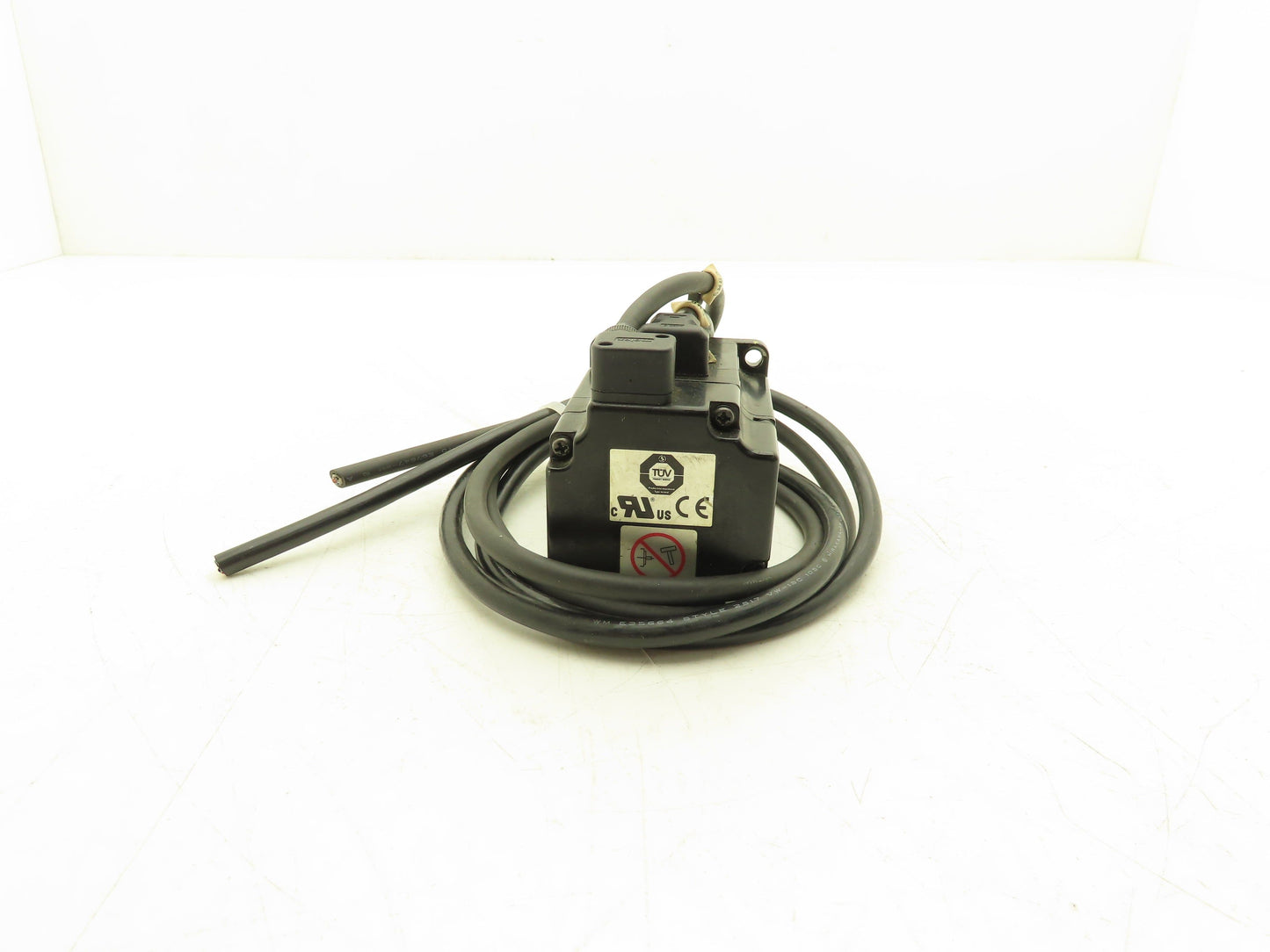 Yaskawa SGMAS-02A2A21 AC Servo Motor 200VAC 1.9 Amp 14mm shaft