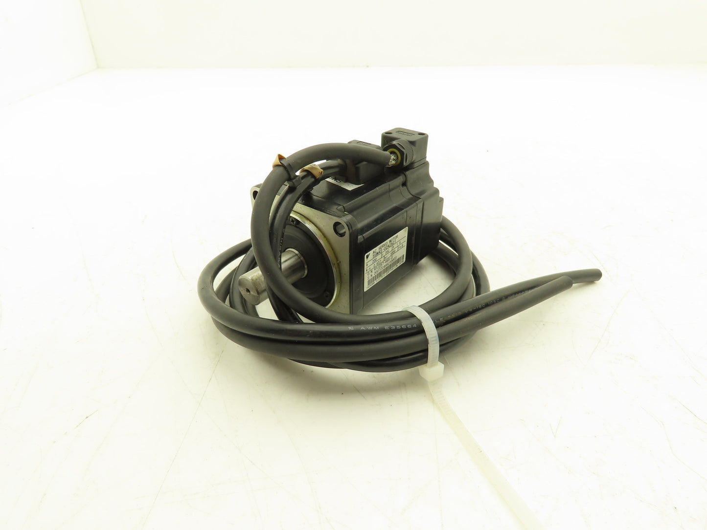 Yaskawa SGMAS-02A2A21 AC Servo Motor 200VAC 1.9 Amp 14mm shaft