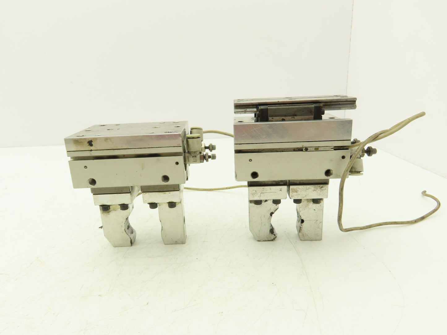 SMC MHF2-20D Pneumatic Air Gripper Cylinder 2-Finger Low Profile Lot of 2