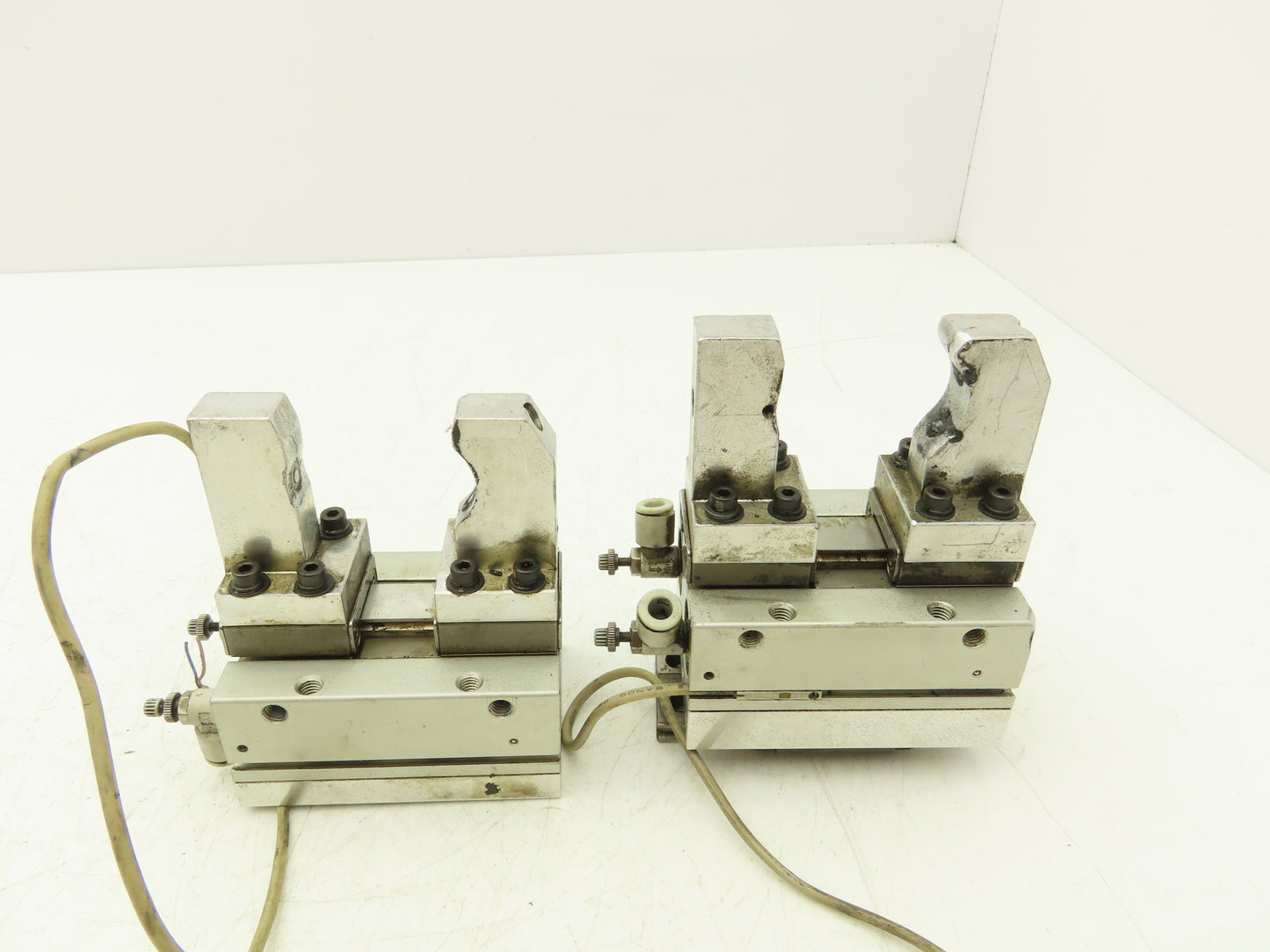 SMC MHF2-20D Pneumatic Air Gripper Cylinder 2-Finger Low Profile Lot of 2