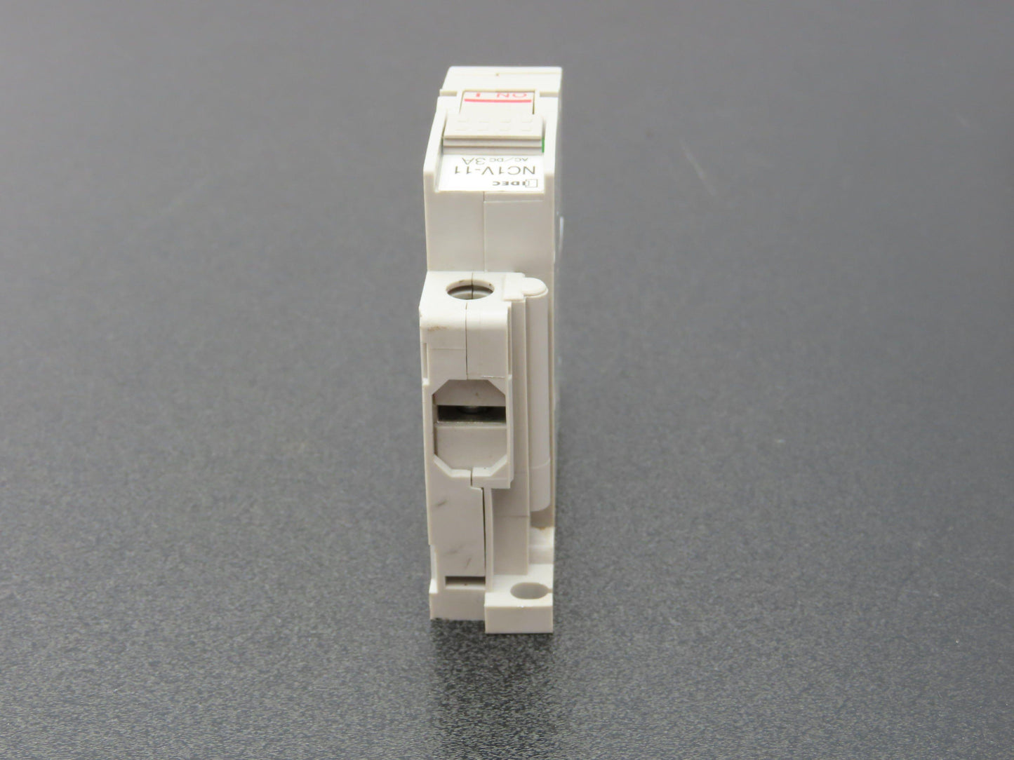 IDEC NC1V-1100 Circuit Breaker 2A 3A 220vAC/65vDC 1-Pole Lot of 12